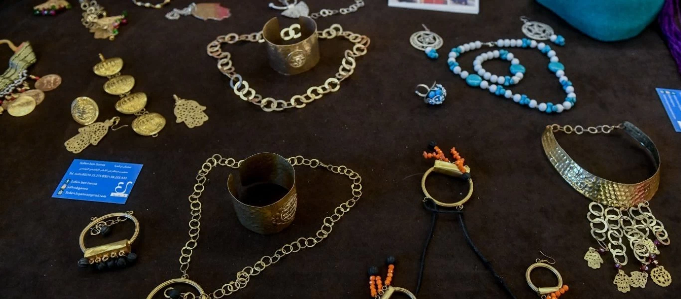 Δεν το φαντάζεστε: Πόσα μικρόβια μαζεύουν πάνω τους τα κοσμήματα
